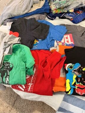 Kids Short-Sleeve Graphic T-Shirt in Black, Red, Green, Blue